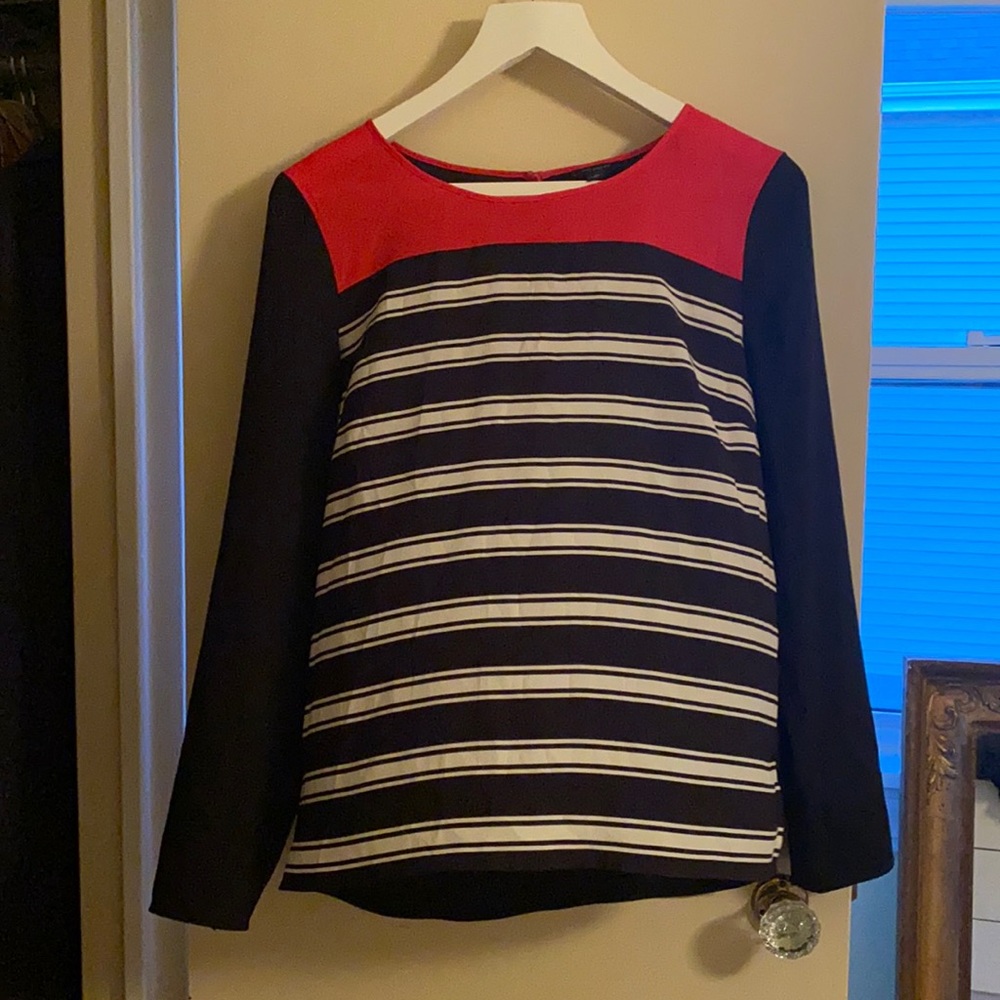 Super chic blouse.